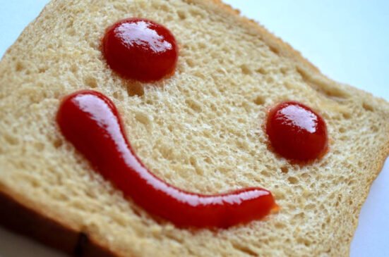 sourire dessiné avec du ketchup sur un toast