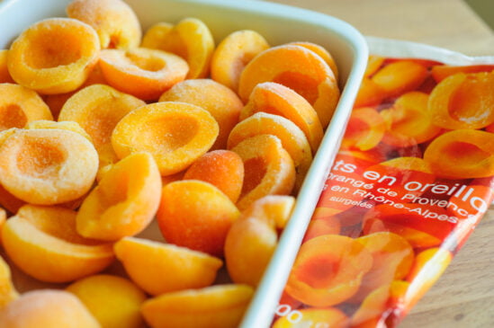 des abricots coupés