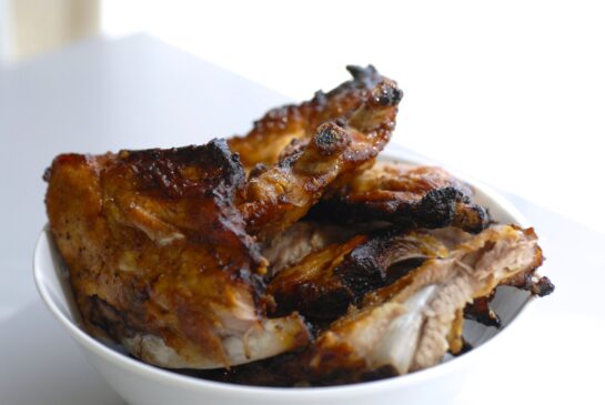 photo d'un bol de ribs caramélisés