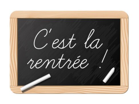 message "c'est la rentrée" écrit sur une ardoise