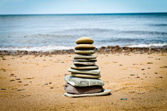 des galets sur une plage