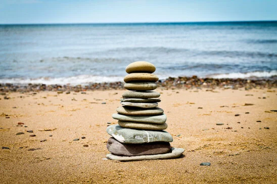 des galets sur une plage